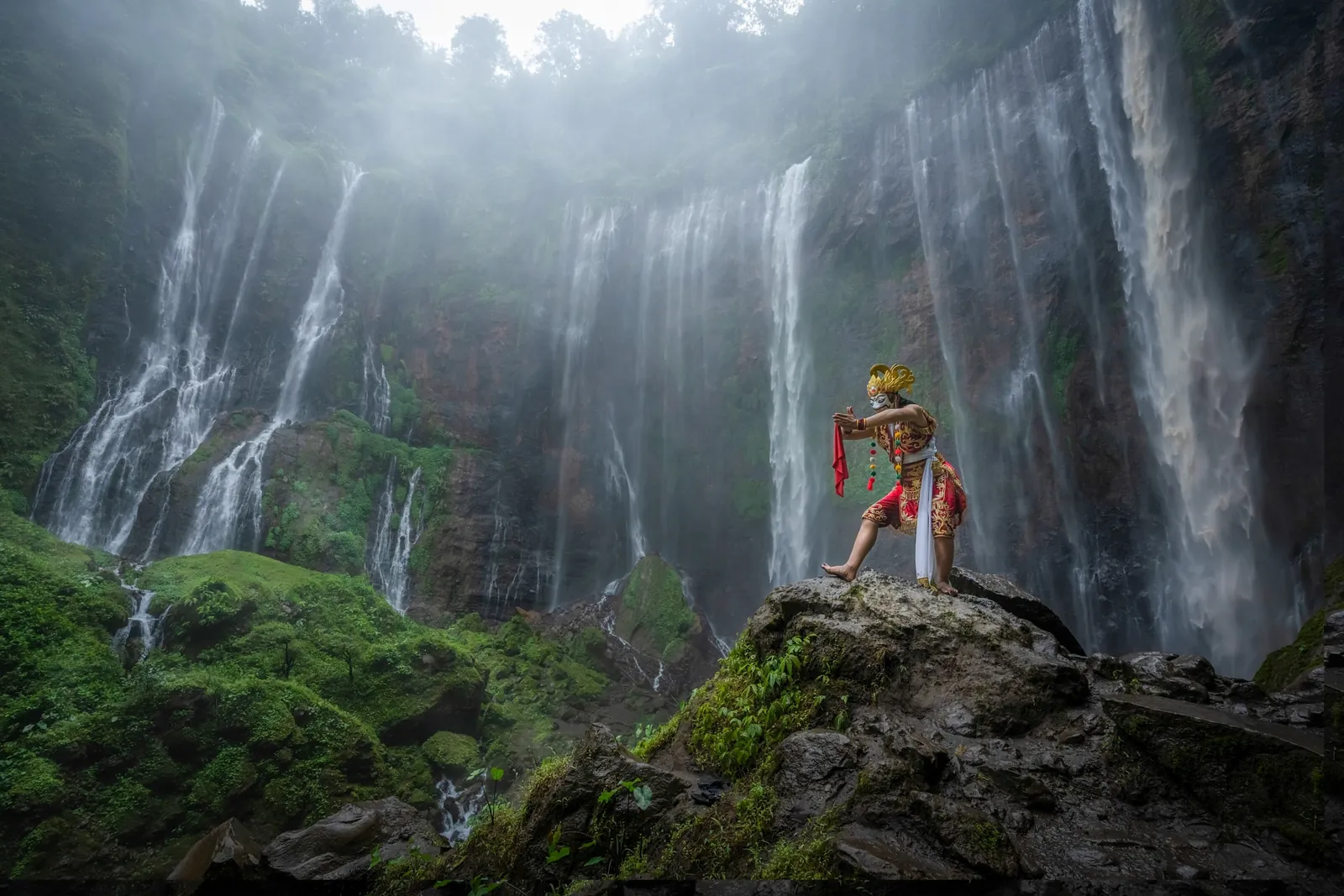 Panorama Air Terjun Tumpak Sewu dalam paket wisata dari Surabaya